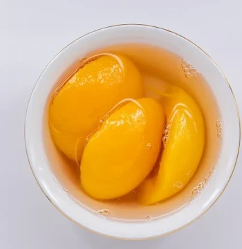 Yellow peach canned food